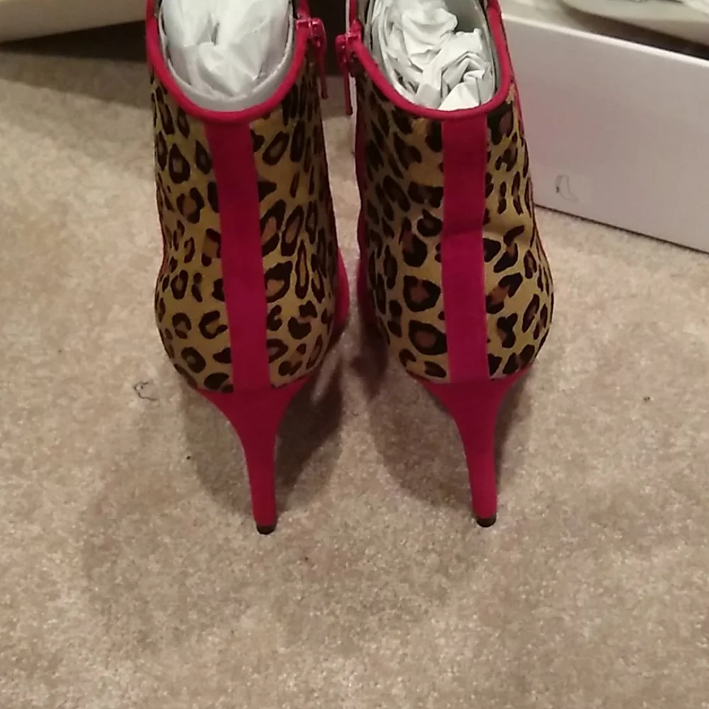 Red suede ankle boots with leopard pattern 9.5, nib